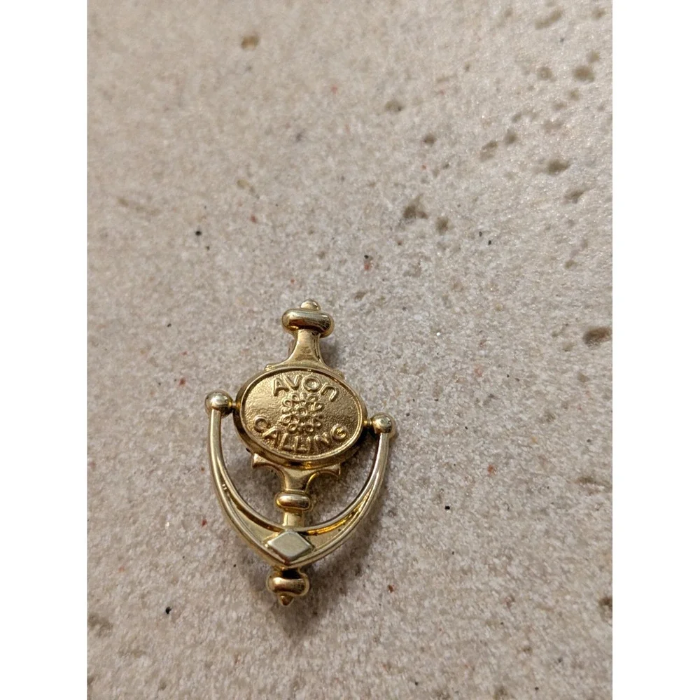 Vintage AVON Calling Doorknocker Brooch In Gold Tone With Movable Knocker Small